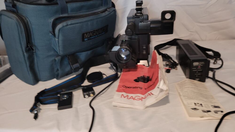 Vintage 1986 Magnavox VHS Movie Maker Camcorder Complete Kit Powers On Bag...